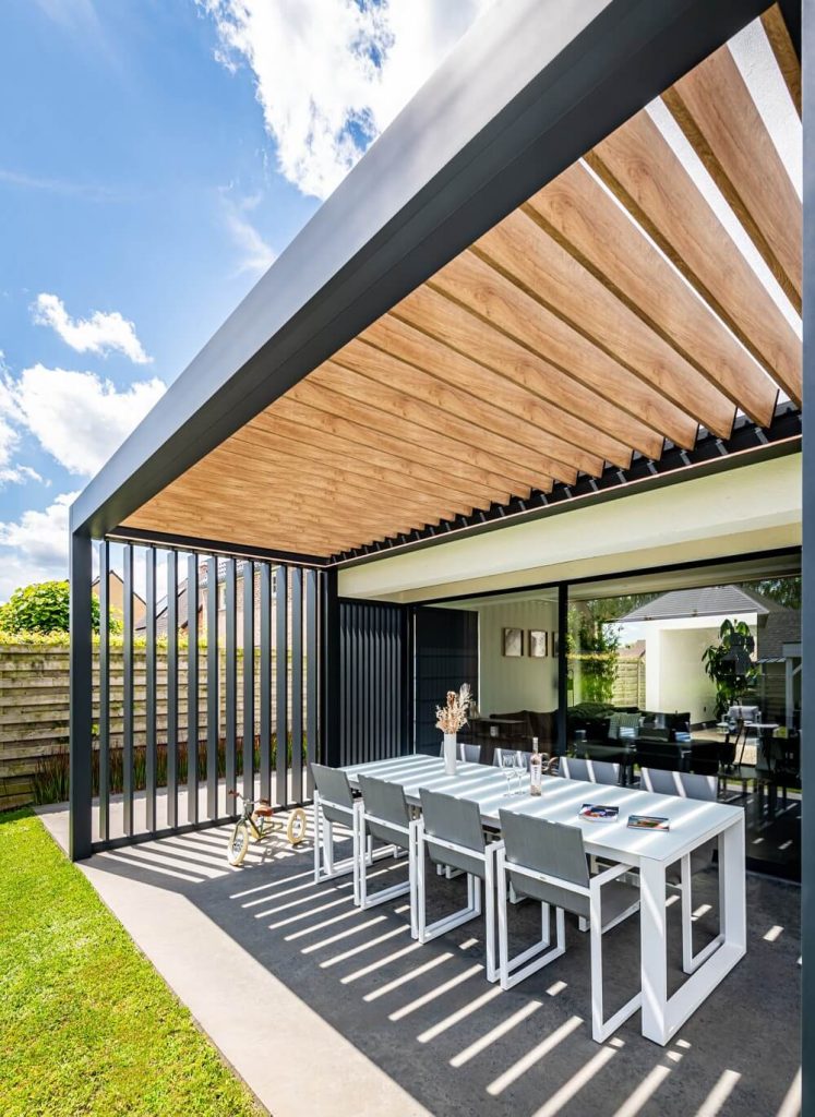 Vrijstaande pergola in een tuin