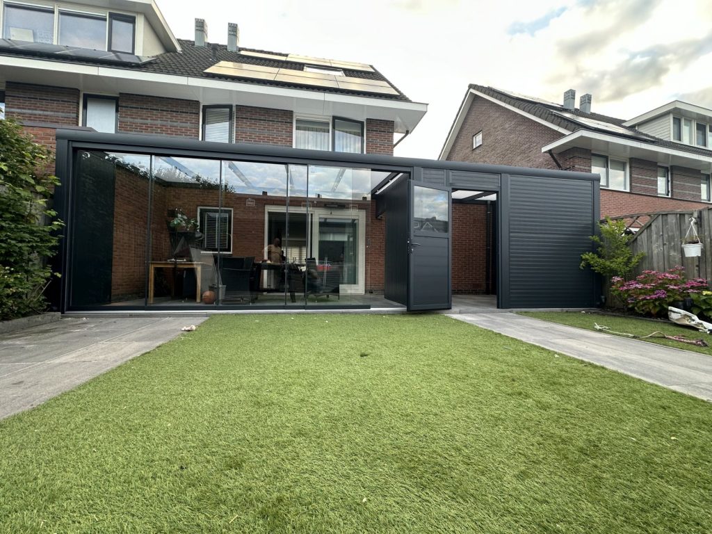 Aluminium overkapping in een tuin