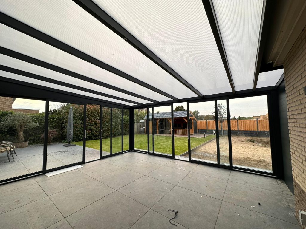 Lichte terrasruimte met glazen wanden